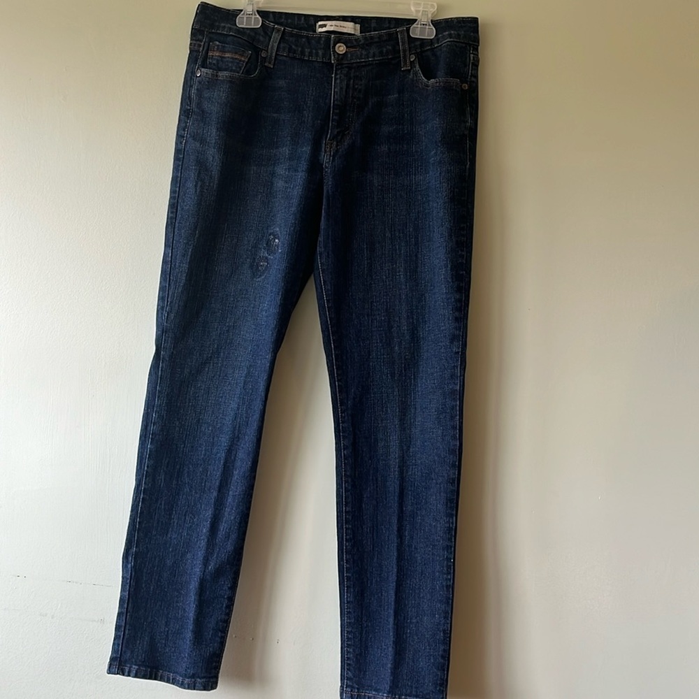 Women’s Levi’s mid rise skinny blue jean with brown stitch. Size 32/32 or 14M